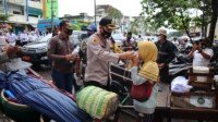 Tekan Penyebaran Covid-19, Pemkot dan Polres Prabumulih Bersosialisasi dan Bagikan Masker pada Masyarakat