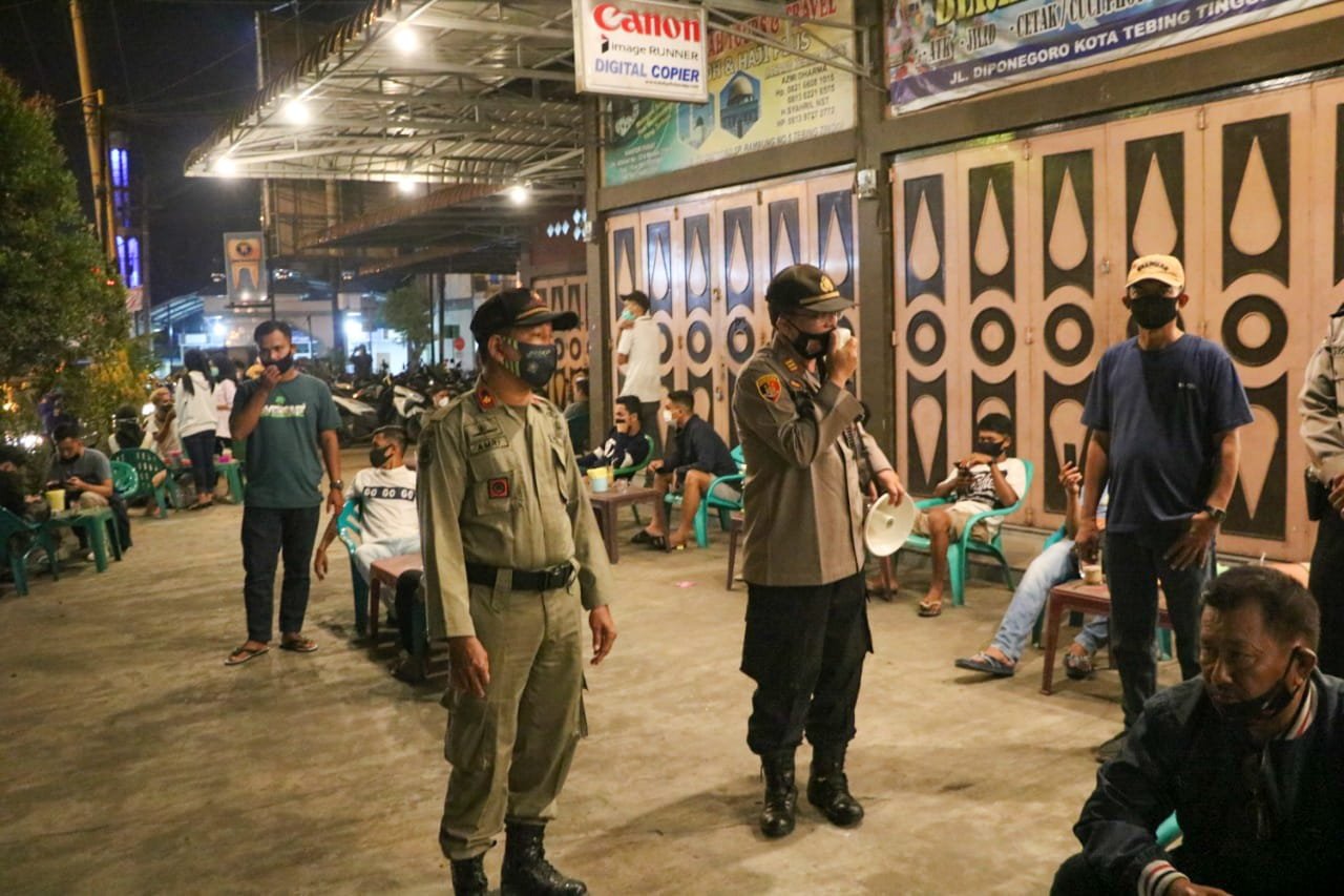 Petugas Satgas Covid - 19 kota Tebingtinggi saat melakukan pengawasan di tempat - tempat keramaian (Dok. Humas Pemkot Tebingtinggi / Mattanews.co)
