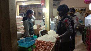 Personil Brimob Polda Jabar Lakukan Pengecekan Ketahanan Pangan di Pasar Cipanas