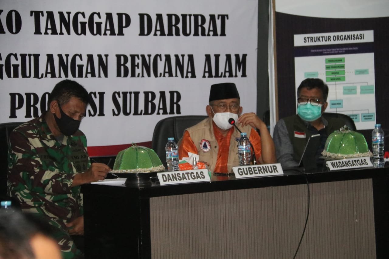 Gubernur Sulbar, Ali Baal Masdar bersama Dansatgas, Danrem 142 Tatag, Brigjen TNI, Firman Dahlan dan Wadansat, Sekprov Sulbar, Muhammad Idris melakukan rapat pelaksanaan tugas komandan satgas penangulangan bencana gempa bumi yang terjadi pada 15 juni 2021 lalu yang berlangsung di posko induk kantor Gubernur Sulbar, (4/2/ 2021).