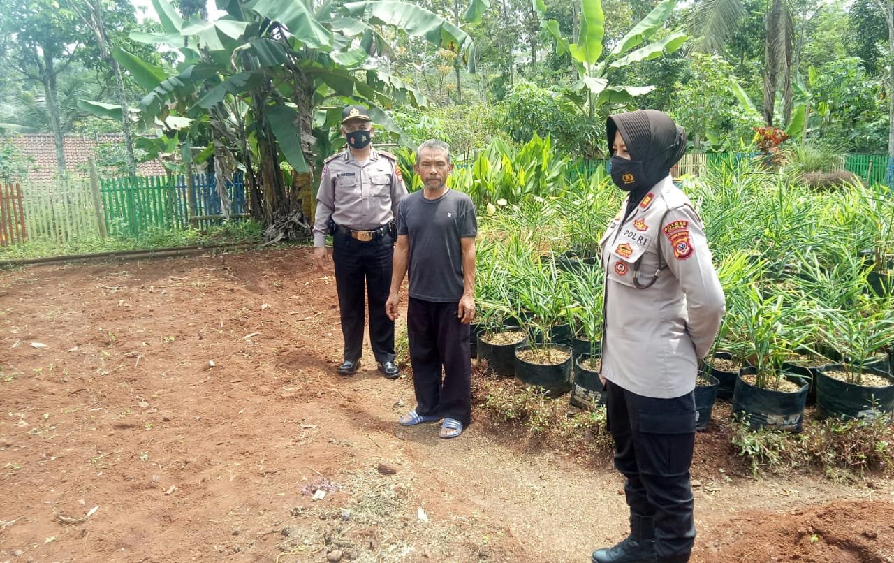 Jajaran personil Polsek Rajadesa Polres Ciamis diterjunkan untuk melaksanakan kegiatan peninjauan Lembur Tohaga Lodaya Polres Ciamis Polda Jabar di Dusun Desa, Desa Sukaharja, Kecamatan Rajadesa, Kabupaten Ciamis, Jawa Barat, Jumat (5/2/2021).