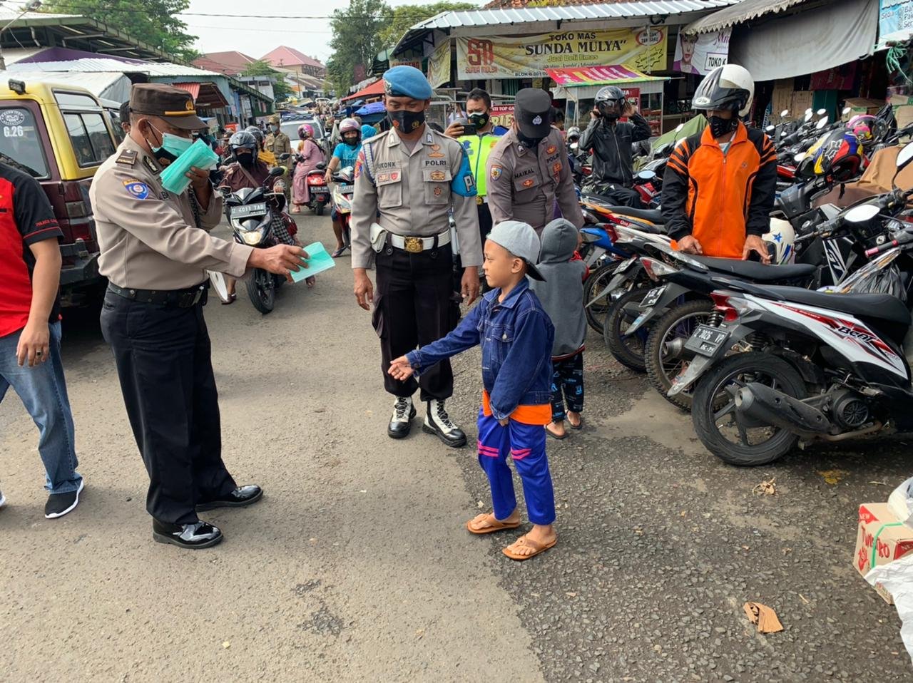 Polres Ciamis Polda Jabar, salah satunya dengan pemberian masker dan handsanitizer gratis kepada warga masyarakat diwilayah hukum Polres Ciamis.