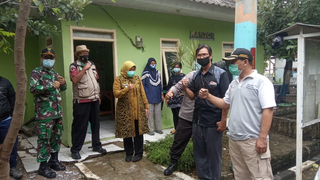 Camat Karawang Timur Eli Laeli , pada Jumat (5/2/2021) melakukan kunjungan ke perumahan Gading Mas untuk mensosialisasikan pembentukan RW tangguh .