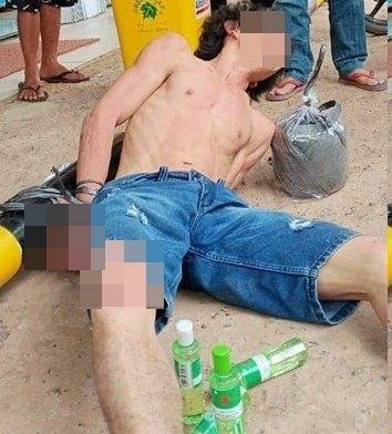 Seorang pria di Banyuasin Sumsel dihakimi massa karena kedapatan mencuri 4 botol minyak kayu putih (Dok. Facebook Mimin Banyuasin / Mattanews.co)