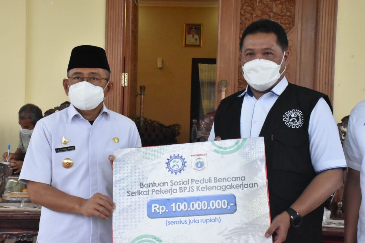 Gubernur Sulbar, Ali Baal Masdar didampingi Asisten I Pemprov Sulbar, Muhammad Natsir menerima kunjungan Ketua Umum DPP Serikat Pekerja BPJS Ketenagakerjaan, Tri Candra Kartika