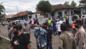 Jaga Kondusifitas, Gabungan TNI-Polri Lakukan Pengamanan Audiensi Aliansi Masyarakat Peduli Desa