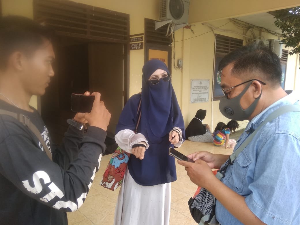 Suci Ariani melaporkan AL, suaminya yang seorang PNS ke Polresta Ogan Ilir terkait aksi perselingkuhan suaminya (Anang / Mattanews.co)