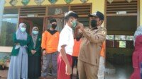 Wali Nagari Batu Taba Bagikan Masker ke Pelajar di Tanah Datar 