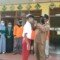 Wali Nagari Batu Taba Desriyanto memasangkan masker ke salah satu pelajar SDN 10 Batu Taba Tanah Datar Sumbar (M Rafi / Mattanews.co)