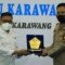 PWI Kabupaten Karawang memberikan penghargaan kepada Kapolres Karawang Polda Jabar AKBP Rama Samtama Putra S.I.K.M.H.M.MSi
