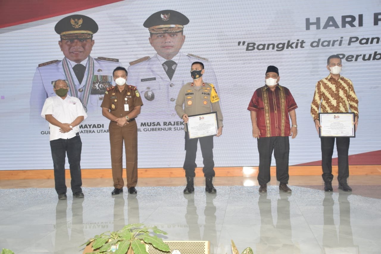 Polda Sumut diwakili Wakapolda Sumut mendapatkan piagam perhargaan dari PWI Sumut (Dok. Humas Polda Sumut / Mattanews.co)