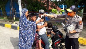 Upaya Putus Mata Rantai Covid-19, Personil Polresta Mamuju Bagi-Bagi Masker