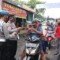 Personel Polres Ciamis Polda Jabar melakukan pengawasan penerapan protokol kesehatan disejumlah titik keramaian di Pusat Kota Kabupaten Ciamis, Jawa Barat, Rabu (10/02/2021).