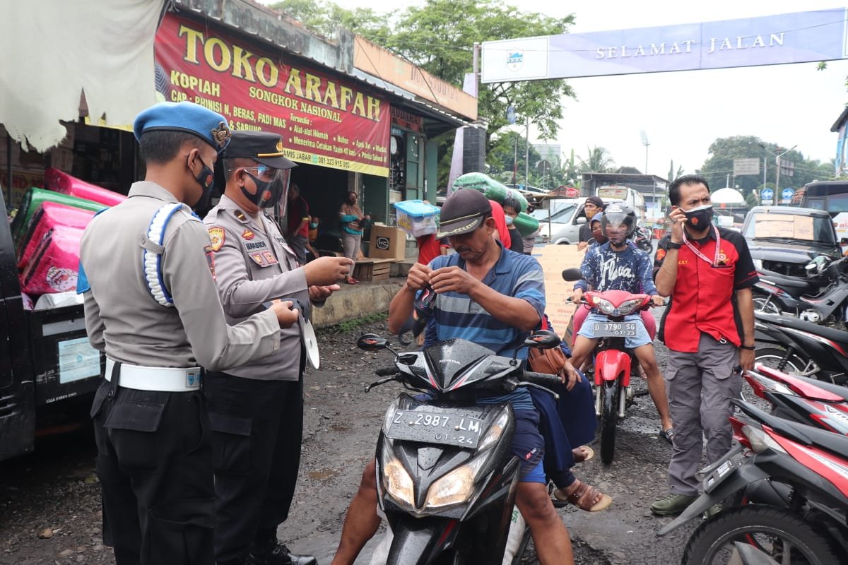 Personel Polres Ciamis Polda Jabar melakukan pengawasan penerapan protokol kesehatan disejumlah titik keramaian di Pusat Kota Kabupaten Ciamis, Jawa Barat, Rabu (10/02/2021).