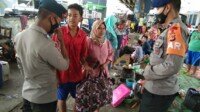 Brimob Polda Jabar Bagikan Bantuan kepada Korban Banjir Pamanukan