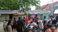 Tim SAR Brimob Polda Jabar Evakuasi Korban Banjir di Indramayu
