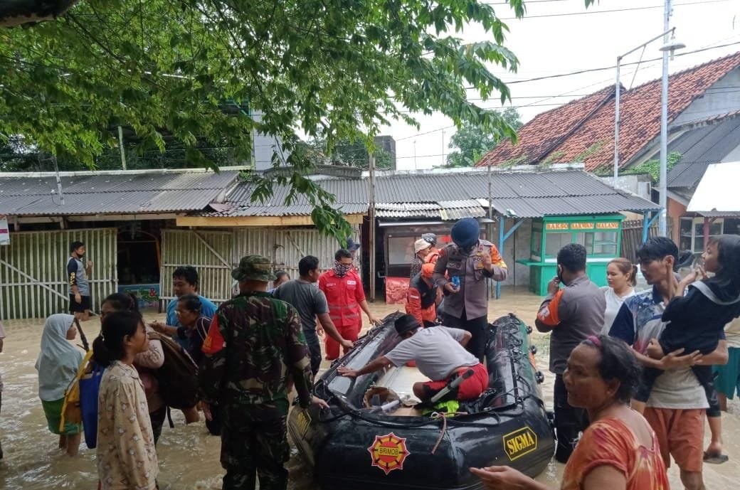 Tim Brimob Jabar melakukan giat SAR tersebut di bawah pimpinan Danton II AIPTU Jabidi setibanya di lokasi melakukan giat koordinasi dengan ke wilayahan setempat pada Rabu, (10/2/2020).