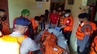 Bikin Terharu, Personil SAR Brimob Polda Jabar Bantu Evakuasi Korban Meninggal Saat Banjir Pamanukan