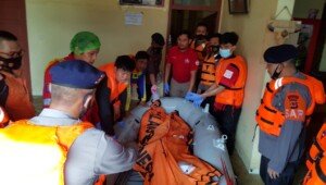 Bikin Terharu, Personil SAR Brimob Polda Jabar Bantu Evakuasi Korban Meninggal Saat Banjir Pamanukan