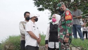 Bupati Karawang Tinjau Akses Jalan di Desa Tamelang yang Amblas