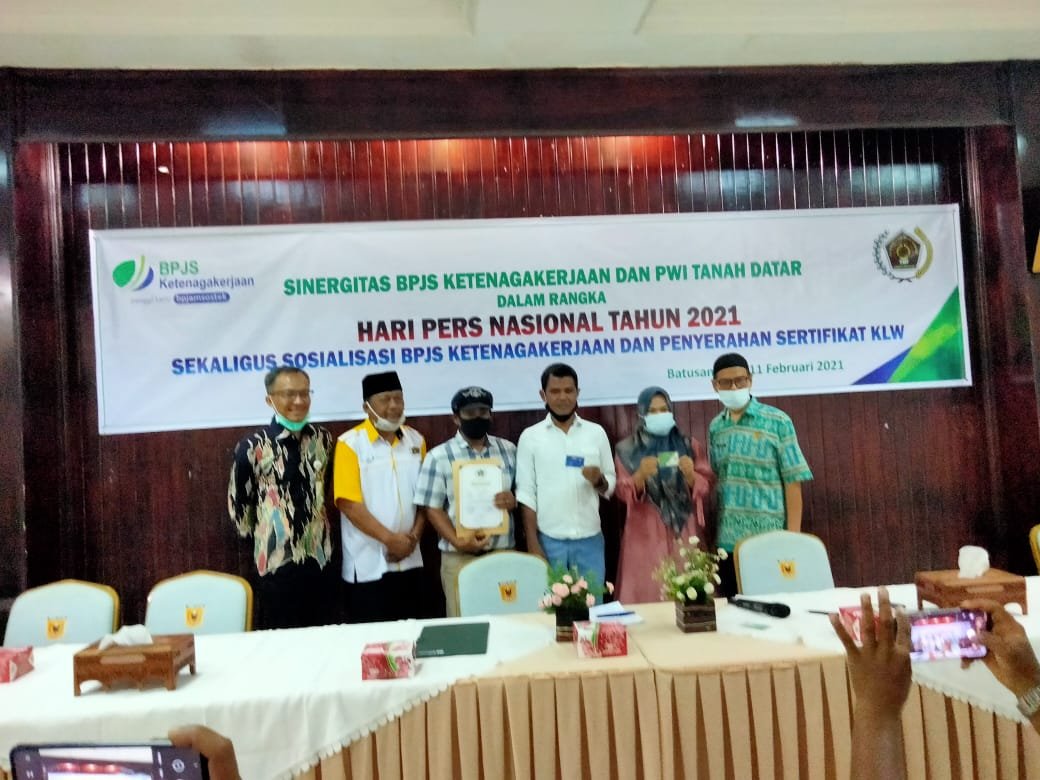 Anggota PWI Tanah Datar Sumbar mendapatkan kartu BPJS Ketenagakerjaan usai mengikuti pelatihan KLW (M Rafi / Mattanews.co)