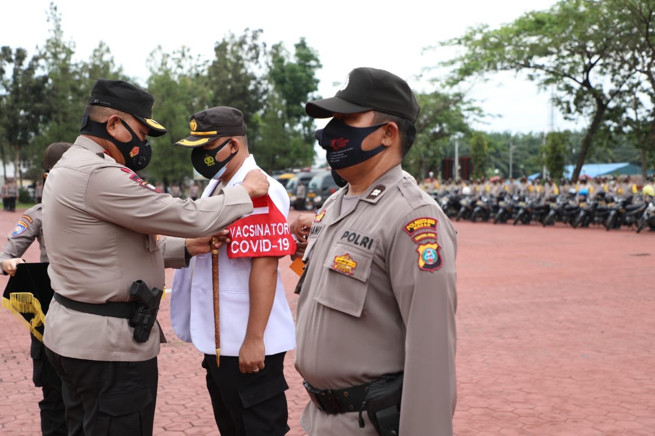 Kapolda Sumut Irjen Pol Martuani Sormin memimpin apel kesiapan Bhabinkamtibmas dan Tenaga Kesehatan Sebagai Tracer dan Vaksinator Covid-19 (Tison / Mattanews.co)
