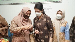 Thia Yufada Dorong Pembuatan Masker Jumputan dan Gambo Muba