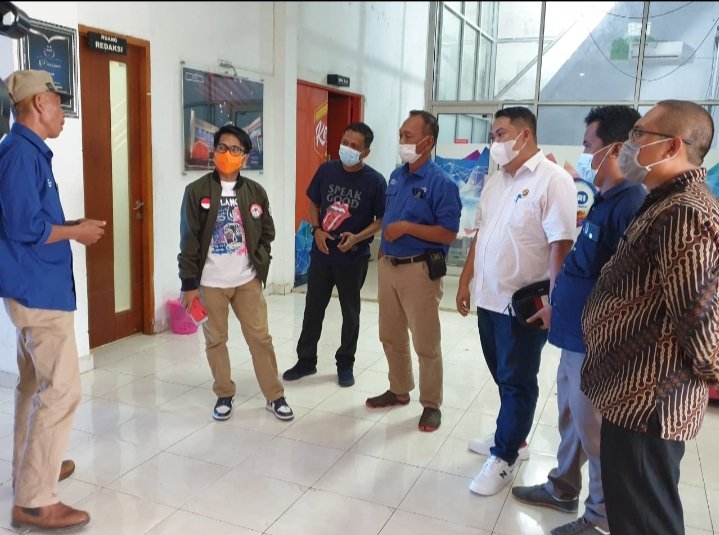 Komisioner Komisi Penyiaran Indonesia (KPI) Pusat, Muhammad Reza dalam kunjungannya ke RRI Mamuju dan TVRI Sulbar, Kamis, (11/02/2021) kemarin.