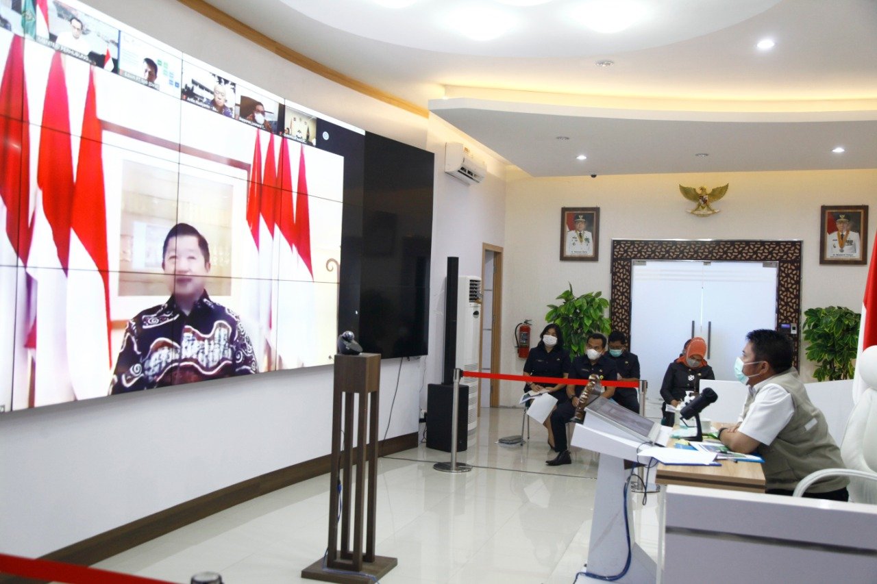 rapat Gubernur Sumsel H Herman Deru secara virtual bersama dengan Menteri Perhubungan RI, Kepala Bappenas dan sejumlah pihak terkait di Command Centre kantor Gubernur Sumsel, Kamis (11/2) petang.