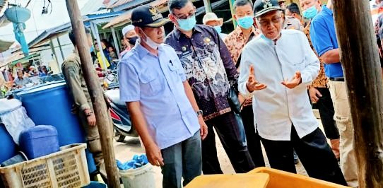 Wabup Banyuasin Slamet saat melakukan survey pengelolaan limbah di kawasan pesisir Banyuasin (Dok. Humas Pemkab Banyuasin / Mattanews.co)