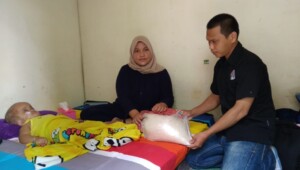 IWO Sulbar Salurkan Bantuan ke Bocah Penderita Hidrosifalus di Mamuju