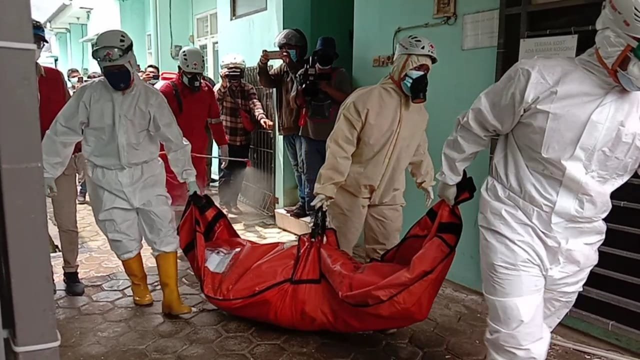 Jenazah guru meninggal dunia di kosan dievakuasi petugas.