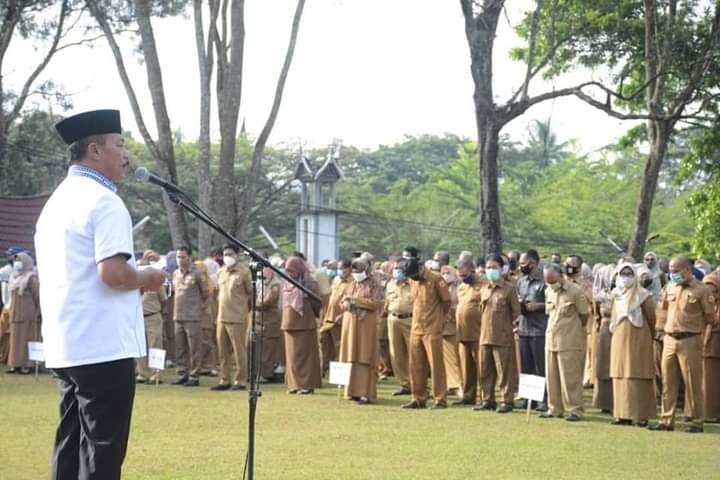 Bupati Tanah Datar Zuldafri Darma memimpin apel pagi di akhir masa jabatannya di Pemkab Tanah Datar Sumbar (M Rafi / Mattanews.co)