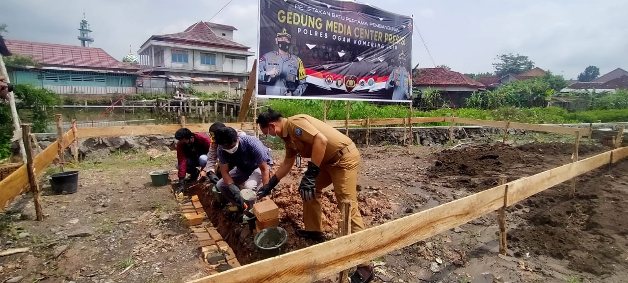 Peletakan pertama pembangunan ruang media center di Polres OKI Sumsel (Rachmat Sutjipto / Mattanews.co)