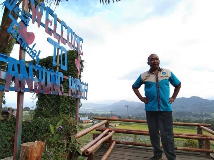 Pengunjung di Wisata Anjungan Indah di Tanah Datar saat berfoto di plang tulisan wisata tersebut (M Rafi / Mattanews.co)