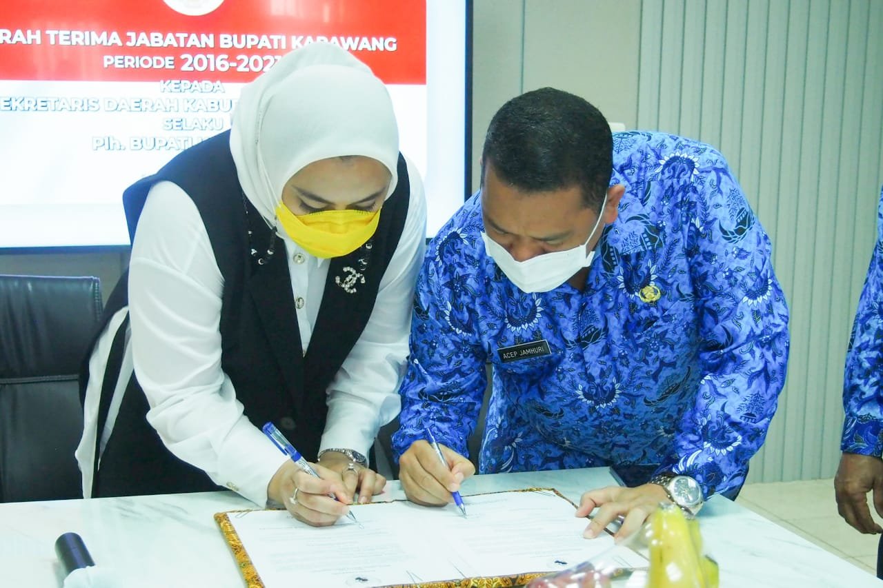 Bupati Karawang dr. Hj. Cellica Nurrachadiana resmi menyerahkan jabatannya sebagai Bupati Karawang kepada Sekda Drs. H. Acep Jamhuri M.Si sebagai Pelaksana Harian (PLH) Bupati Karawang, Rabu (17/2/2021).