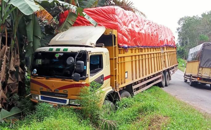 Truk fuso muatan masuk parit di Jalintim Palembang-Banyuasin Sumsel (Nasir / Mattanews.co)