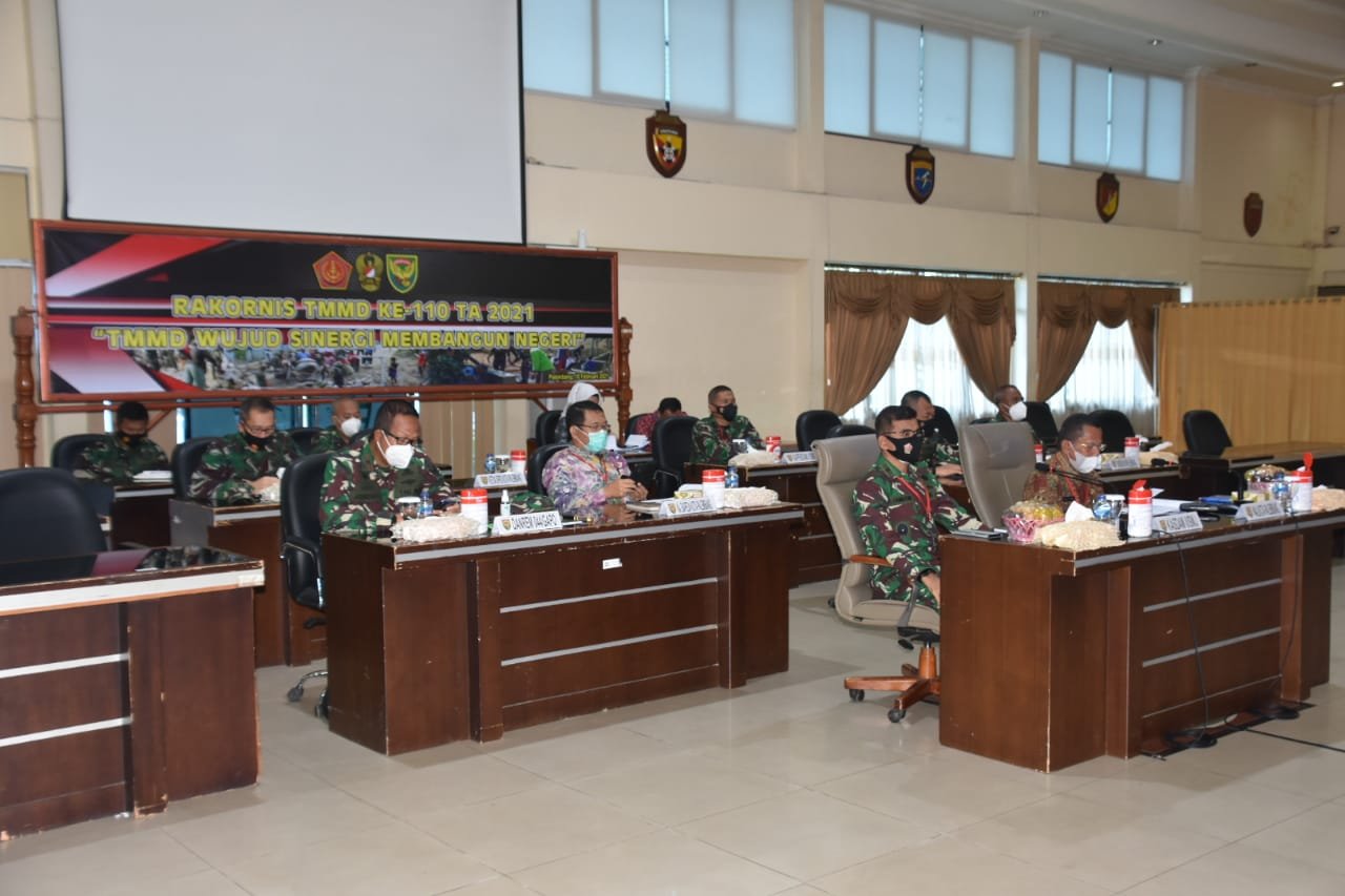 Komandan Korem 044/Gapo Brigjen TNI Jauhari Agus Suraji S.IP, S.Sos mengikuti rapat koordinasi teknis TMMD ke 110 yang di gelar secara virtual, kamis (18/2/2021).