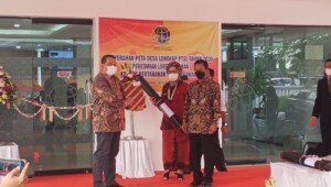 BPN Karawang Serahkan Peta Desa Lengkap PTSL dan Peresmian Loket Layanan