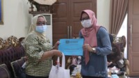 Sosok Inilah yang Beri Bantuan 250 Paket Kebutuhan Perempuan di Sulbar