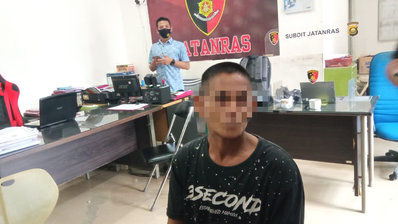 US, US (40), warga Kelurahan 12 Ulu Kecamatan Seberang Ulu I Palembang Sumatera Selatan (Sumsel) ditangkap Unit Jatanras Polda Sumselusai merampok di toko emas di kawasan Sayangan Palembang (Dede Febryansyah / Mattanews.co)