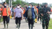 Kepala BNPB dan Menko PMK Tinjau Langsung Dampak Banjir Karawang