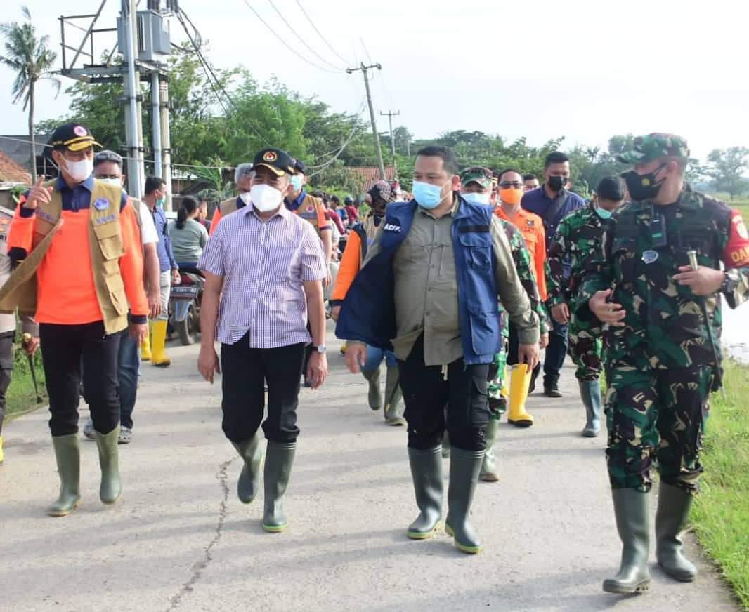 Pelaksana Harian (Plh) Bupati Karawang, Drs. H. Acep Jamhuri M.Si., mendampingi kunjungan Kepala Badan Nasional Penanggulangan Bencana (BNPB), Letnan Jenderal Doni Monardo dan Menteri Koordinator Bidang Pembangunan Manusia dan Kebudayaan (Menko PMK) Prof. Dr. Muhadjir Effendy M.A.P. saat meninjau lokasi banjir di Desa Karangligar Kecamatan Telukjambe Barat Karawang, Minggu (21/02/2021).