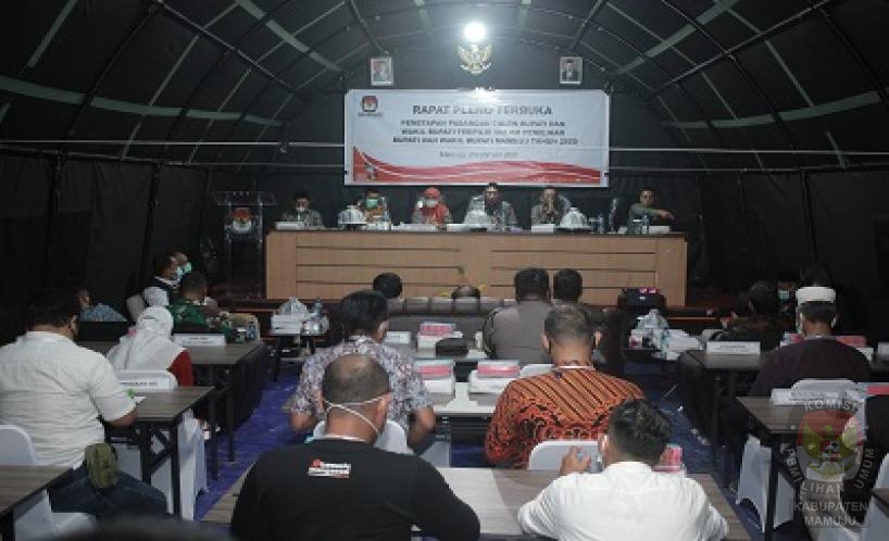 KPU Mamuju menggelar rapat pleno terbuka penetapan pasangan calon bupati dan wakil bupati terpilih dalam pemilihan bupati dan wakil bupati Mamuju tahun 2020, senin (21/2/2021).