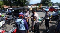 Polres Ciamis Aktif Lakukan Sosialisasi Prokes Sekaligus Bagikan Masker