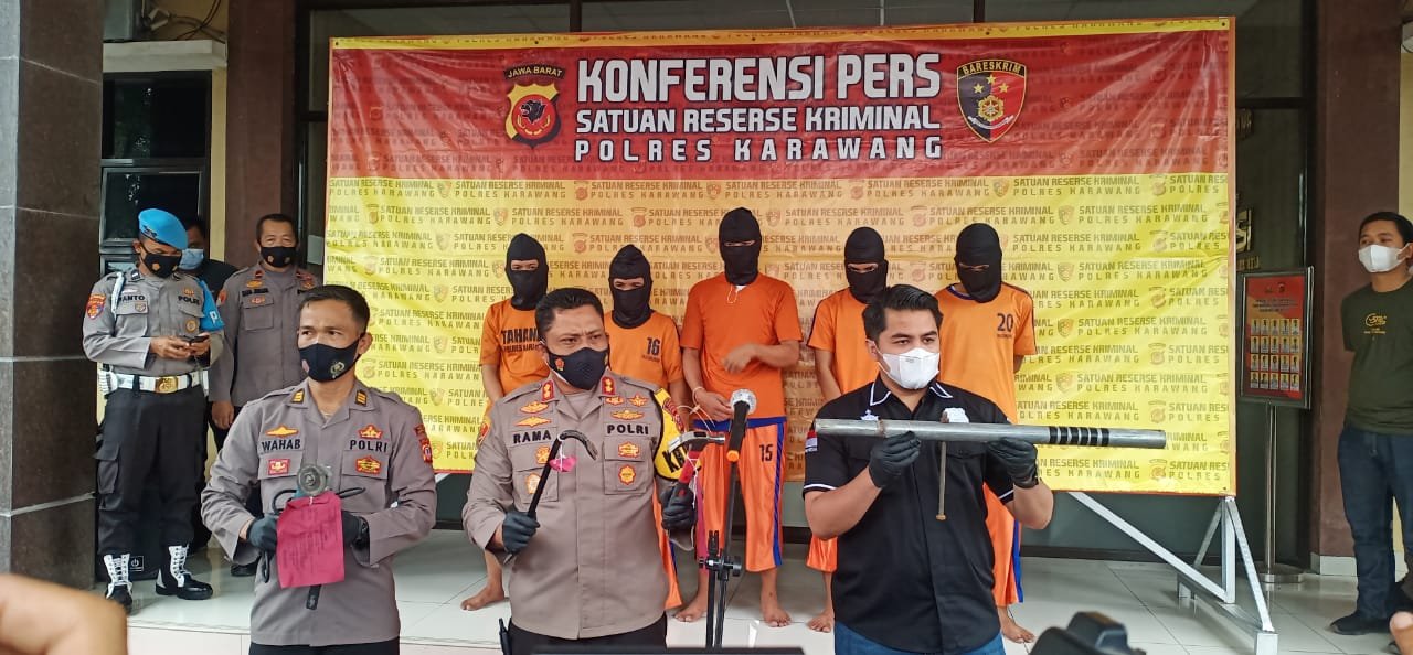 Konferensi pers pembobolan minimarket di Polres Karawang