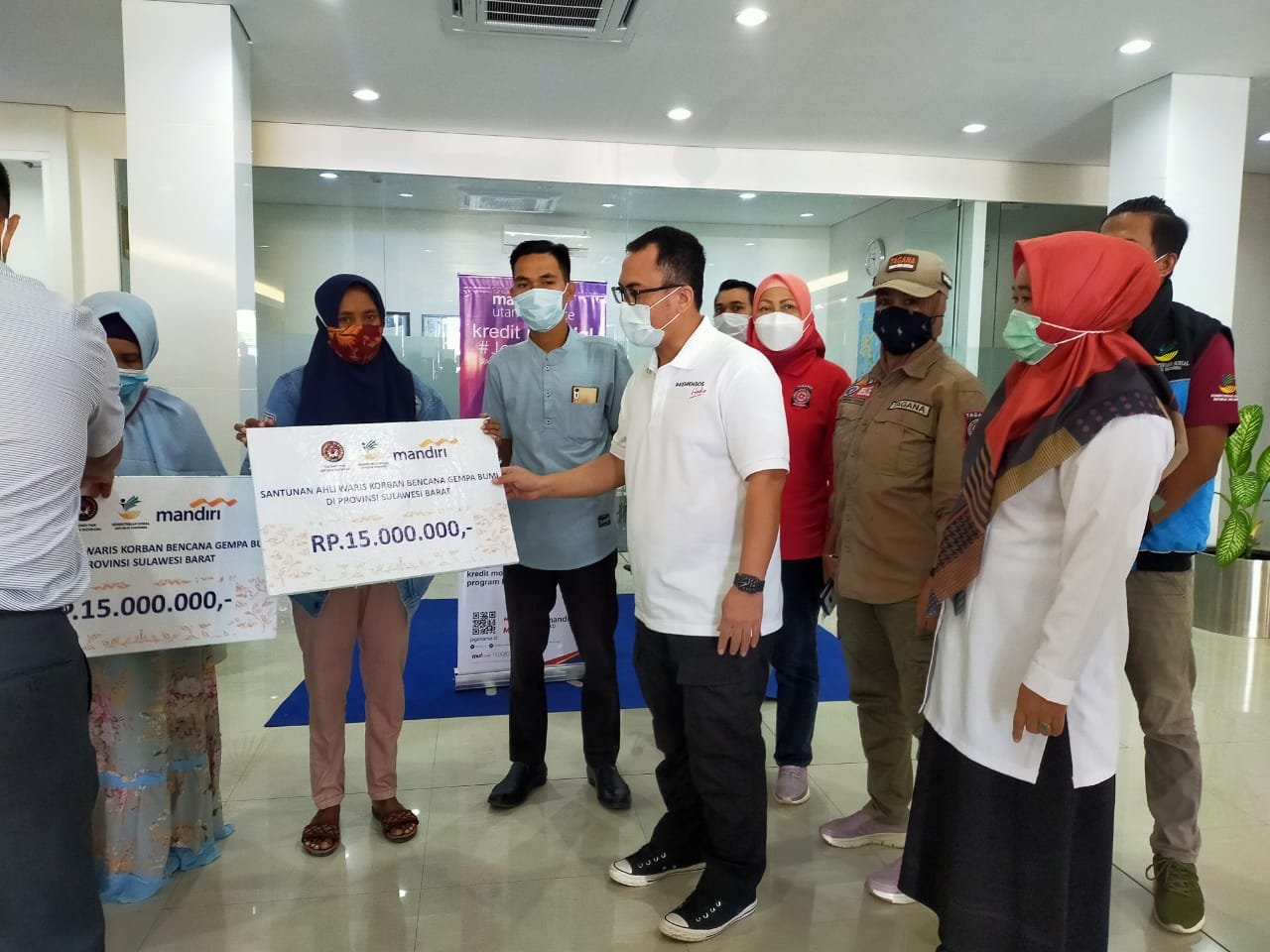 Anggota DPR RI dari Partai PDI Perjuangan, H. Arwan M. Aras kembali memberikan santunan kesejumlah ahli waris korban bencana gempa bumi terkhusus di Kabupaten Mamuju.