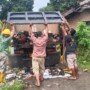 Pemdes (Pemerintah Desa) Kalangsari Kecamatan Rengasdengklok lakukan pembersihan sampah yang ada di belakang Desa Kalangsari karena laporan dari warga ada yang membuang sampah sembarangan, Kamis (25/02/021).