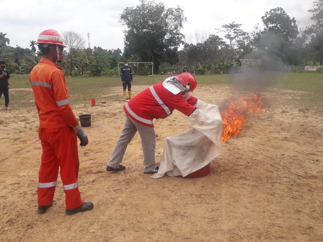 Pertamina memberikan pelatihan kepada 12 orang anggota Satgas Pemuda Tajam di area rawan Karhutla Desa Sugiwaras