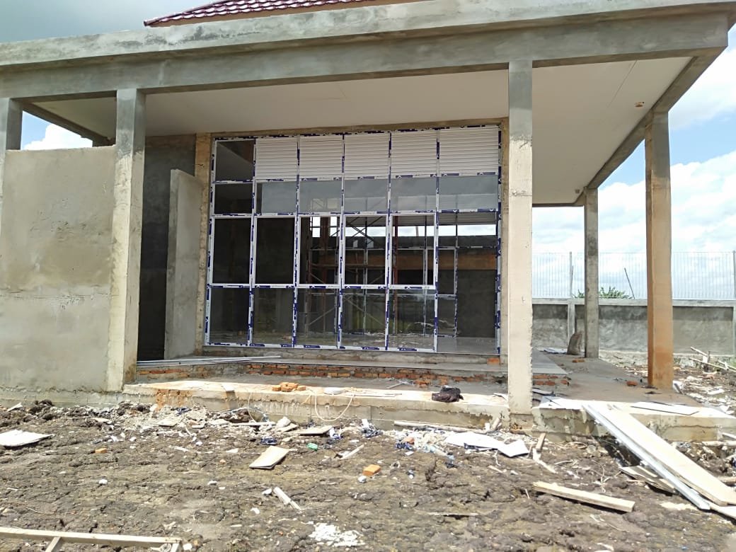 Salah satu bangunan faskes Dinkes Kapuas Kalteng yang dibangun PT Arjuna Bernendes Utama Pusat Palangkaraya mangkrak (Angga / Mattanews.co)